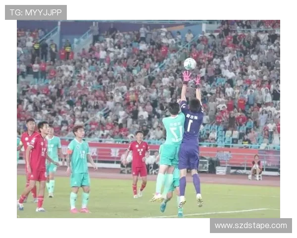 冬季严寒中足球明星们的训练瞬间展现了他们的坚持与热爱