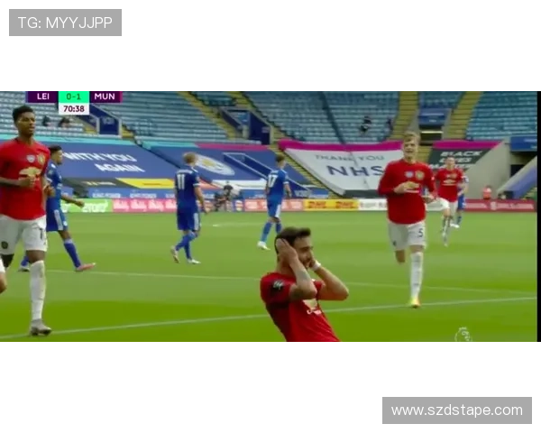 足球明星赛场上展现舞姿激情四溢引发球迷热烈欢呼与赞叹